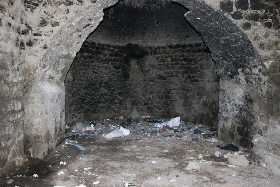 UNESCO Dünya Kültür Mirası Listesi'ndeki Diyarbakır surlarının içi çöplükle dolu