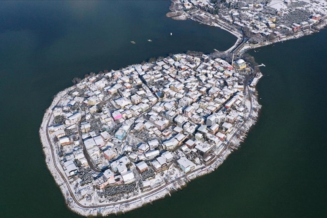 Avrupa'nın en güzel 30 kasabası arasında gösteriliyor... Karla birlikte harika manzaralar ortaya çıktı