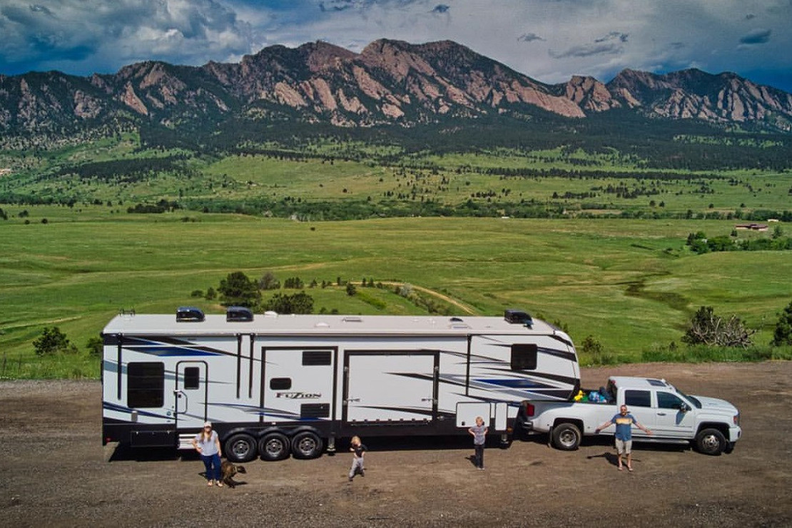 İçinde şöminesi olan devasa bir karavanda yaşıyorlar... Nereye park ederseler artık evleri orası