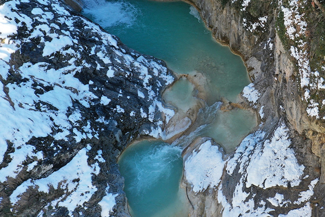 Beyaza bürünen yaylalar, tabiat parkları ve göller hayran bırakıyor