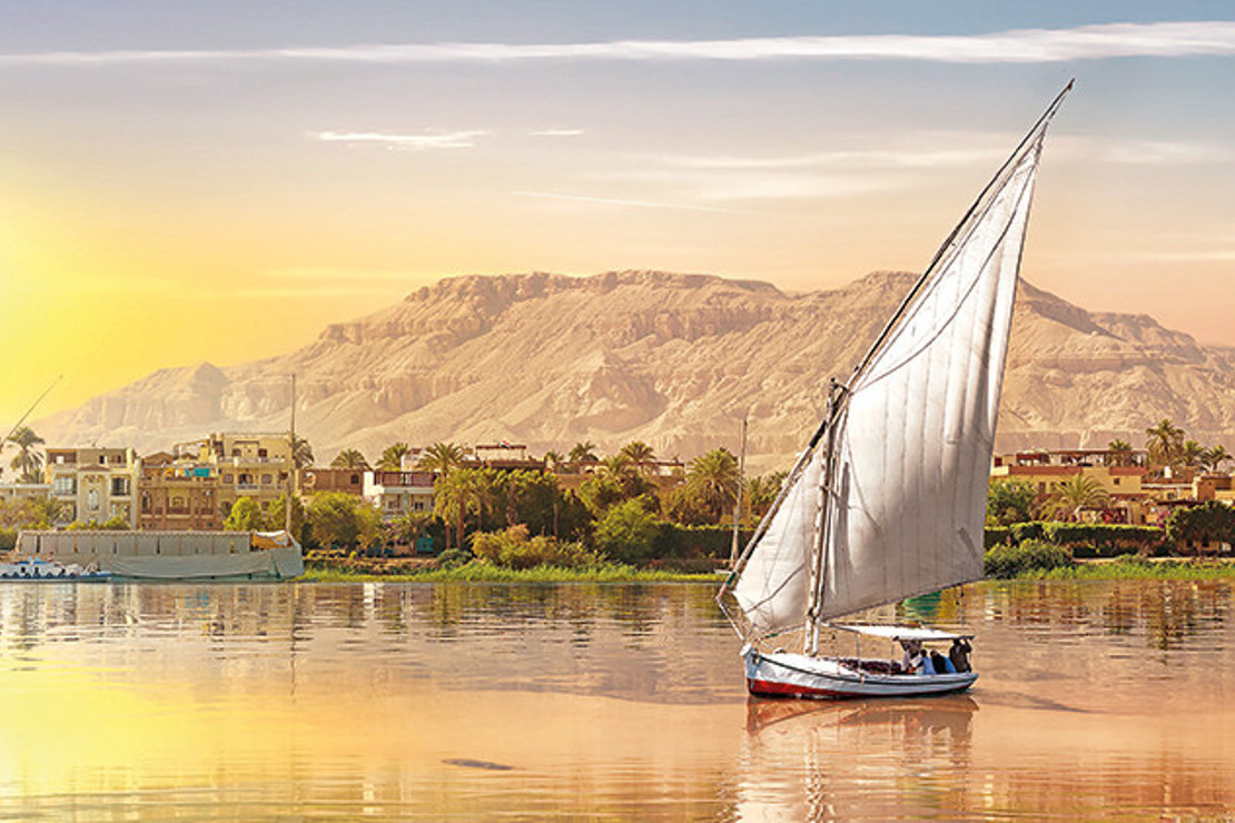 Mısırda sırt çantalı iki kadın turist