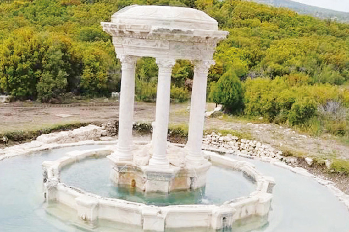 Antik çeşmeden su akıyor