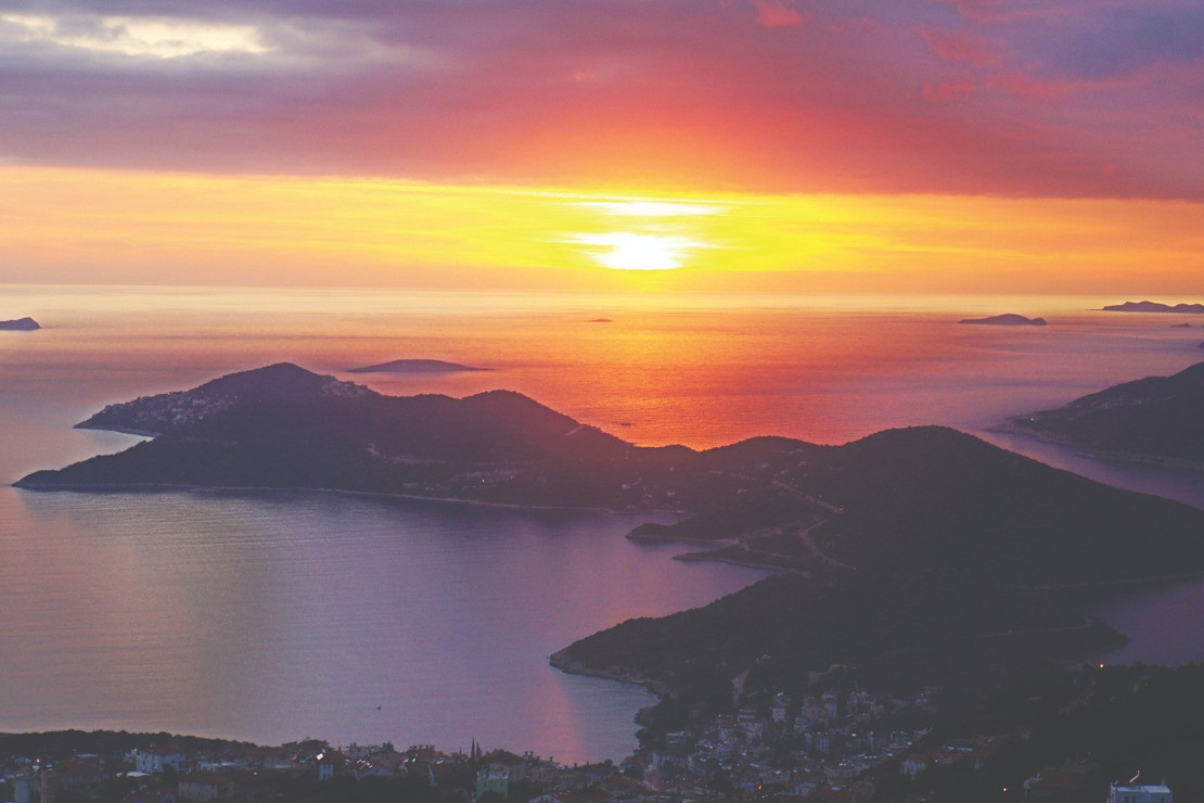 Kaş’ın zorlu virajlarından aşkla hazırlanan sofralarına...