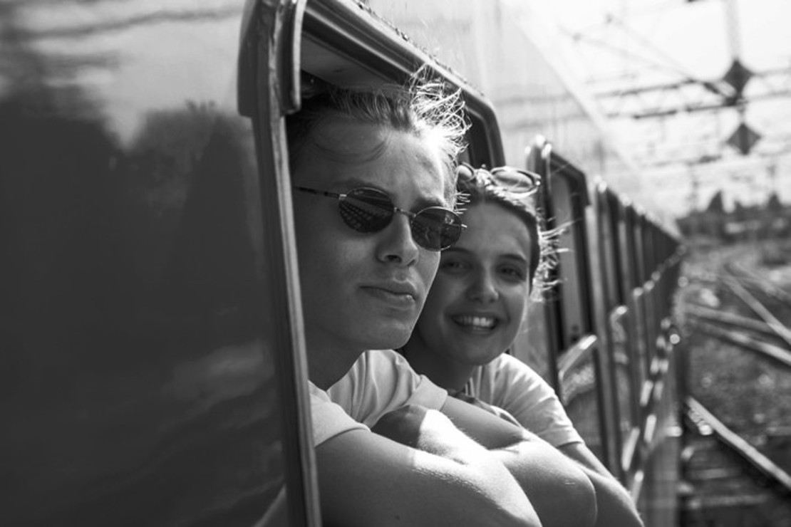 İki yabancı bir trende iki gün boyunca mahsur kaldı, sonra başka bir ülkede karşılaştılar… Şimdi evliliklerinin 30’uncu yılını kutluyorlar