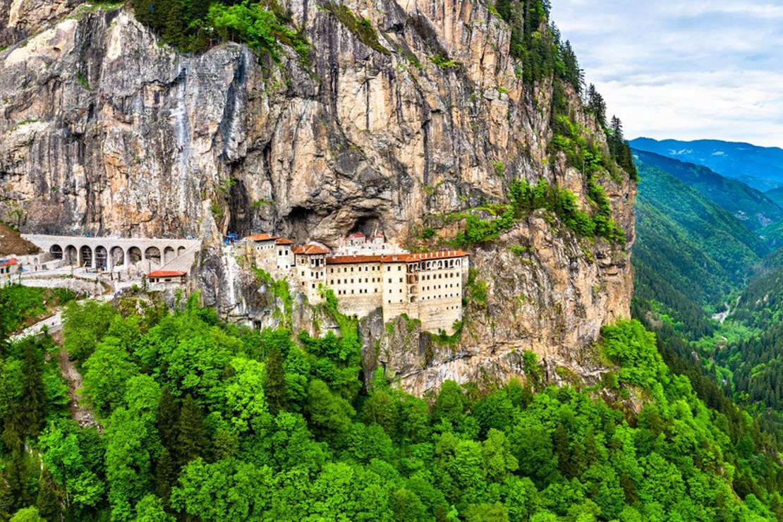 Karadeniz’in sarp kayalıklarında yüzyıllara meydan okuyan bir miras: Sümela Manastırı