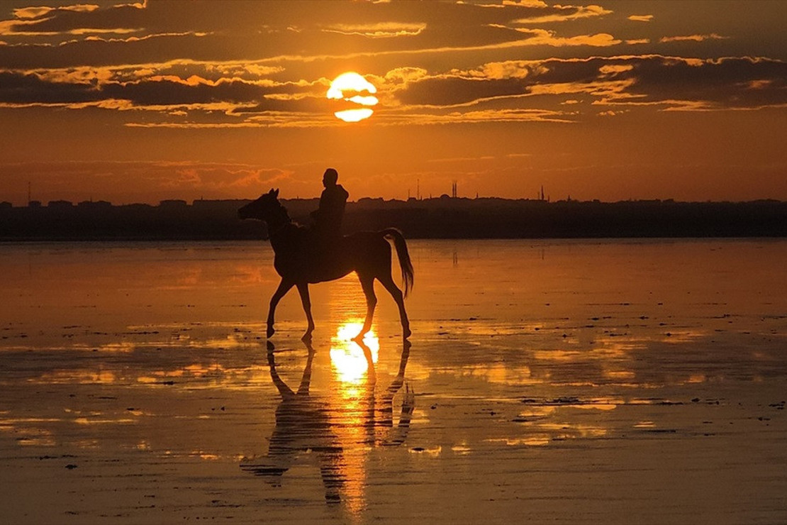 Tuz Gölü’nde atlı safari ve gün batımının eşsiz manzarası
