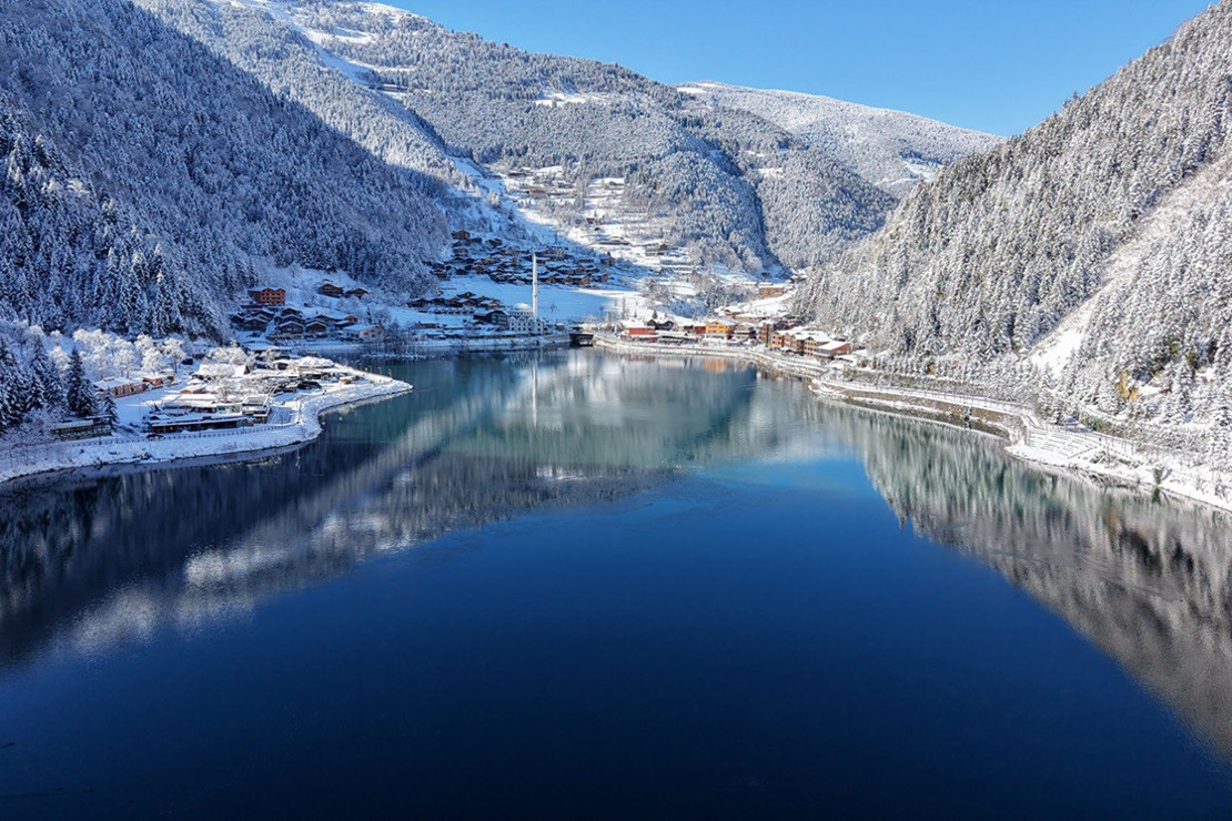 Uzungöl beyaza büründü: Kar altında kartpostallık manzaralar