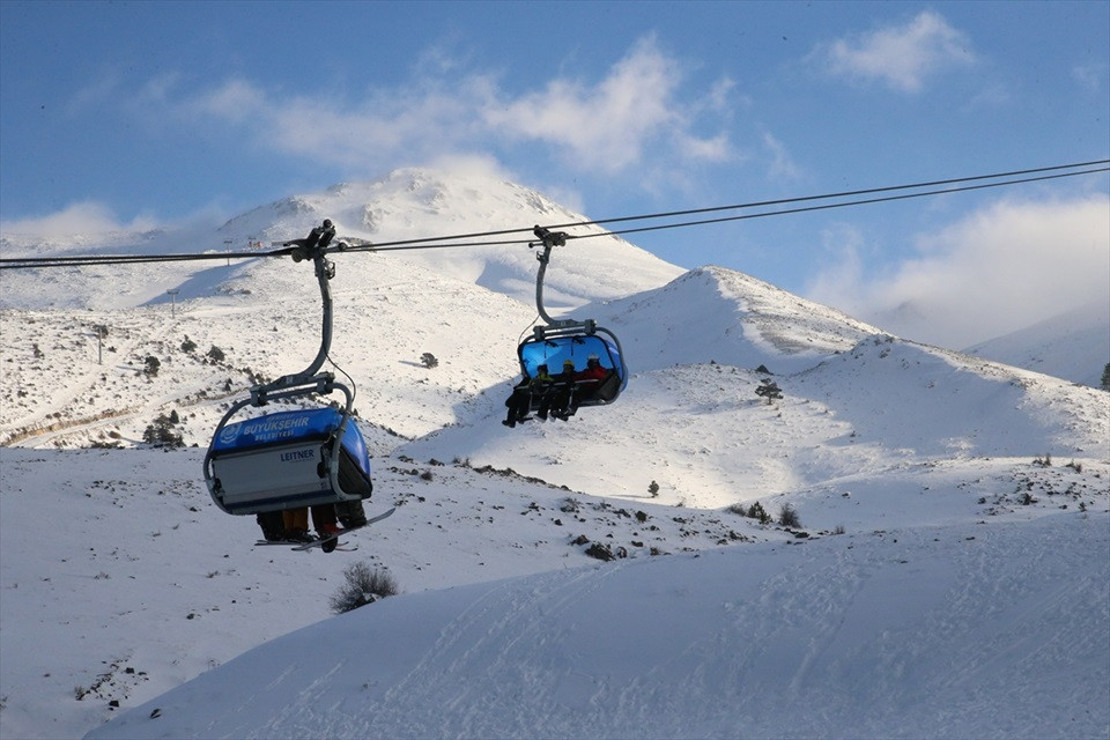 Ege’nin zirvesinde kayak keyfi: Denizli Kayak Merkezi'nde pistler hazır