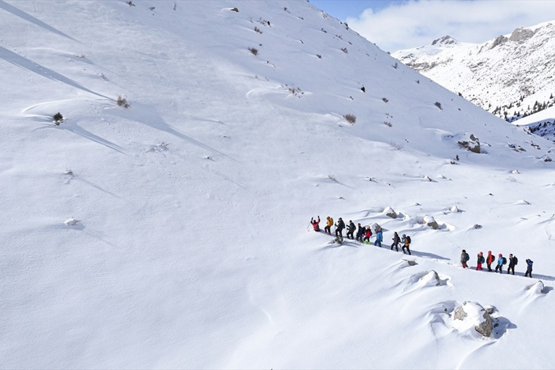 Doğa sporcuları Aladağlar'ın karla kaplı eteklerinde sınırlarını zorluyor