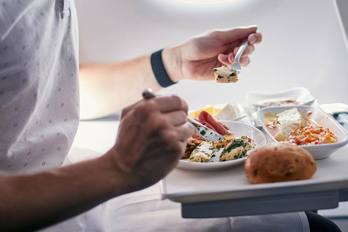 Uçak yemekleri: Gökyüzünde hayal kırıklığı mı, sürpriz bir lezzet deneyimi mi?