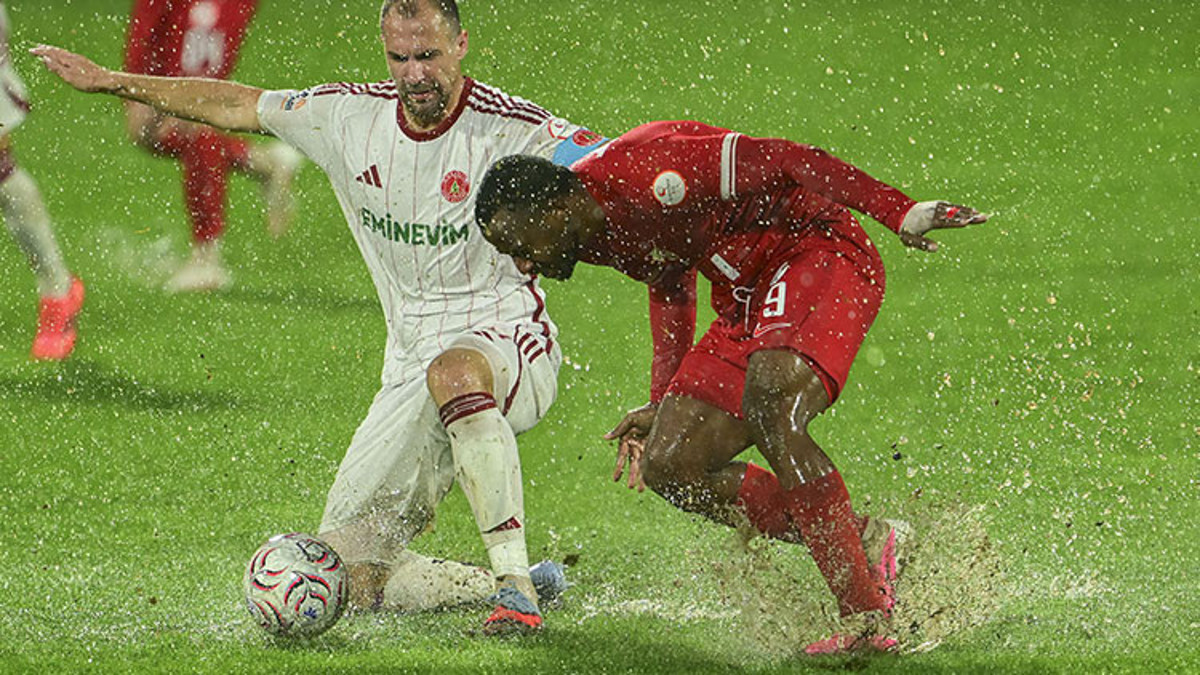 Ümraniyespor - Boluspor maçında yoğun yağmur nedeniyle ertelendi