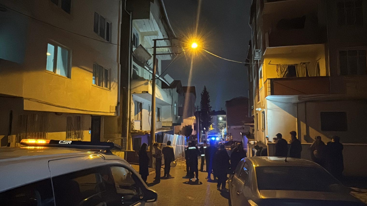 Boşaltılan binanın balkonunun çökmesi, sokak trafiğine kapatıldı