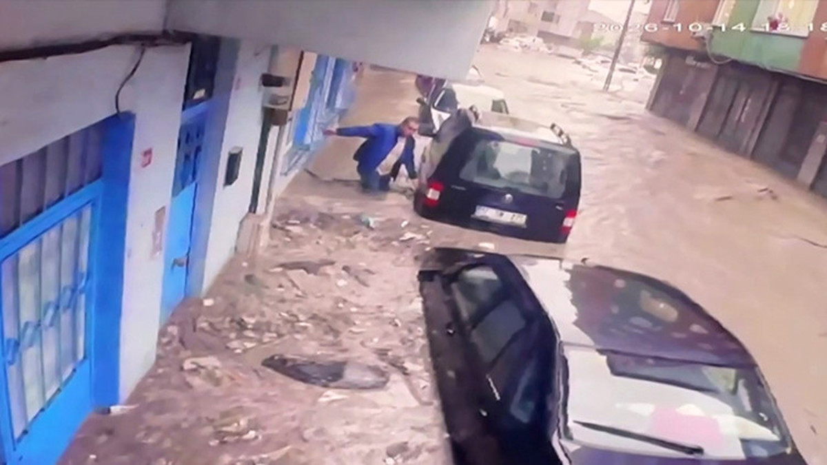 Sarıyer Ayazağa'da sel anları kamerada