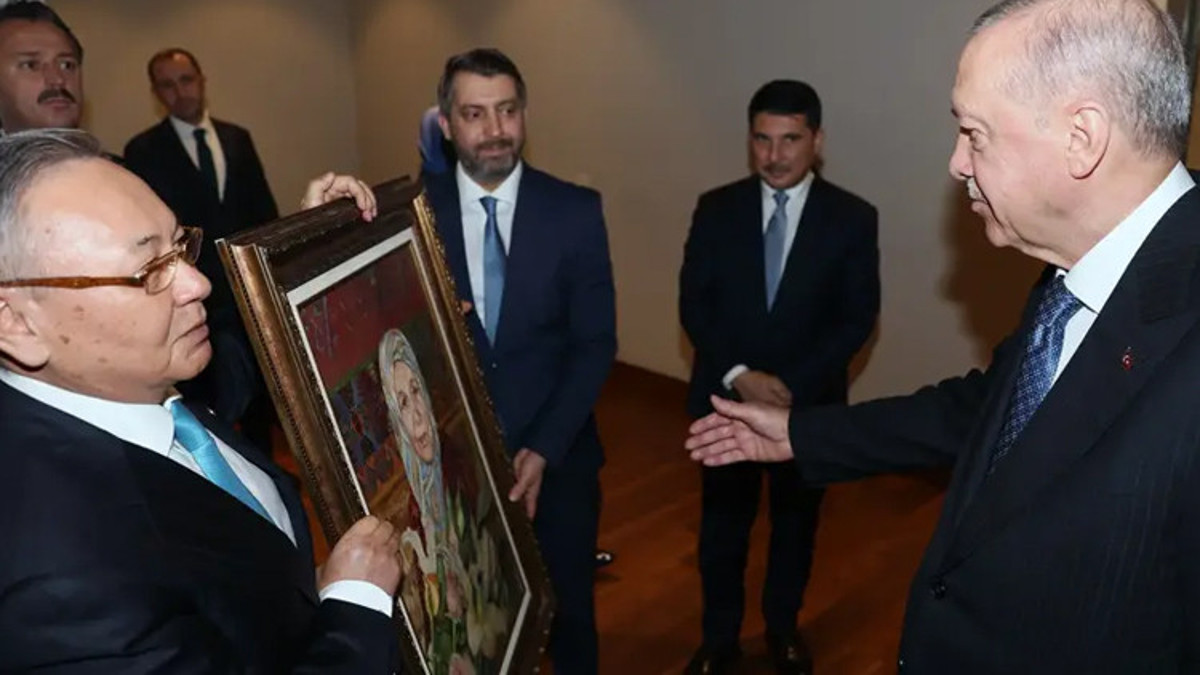 Erdoğan'a "Kurultay Fenomeni" adlı eseri ve portresi hizmete sunuldu