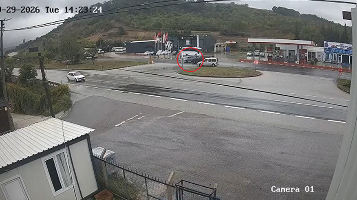 Yalova'da Otomobil İkiye Bölündü