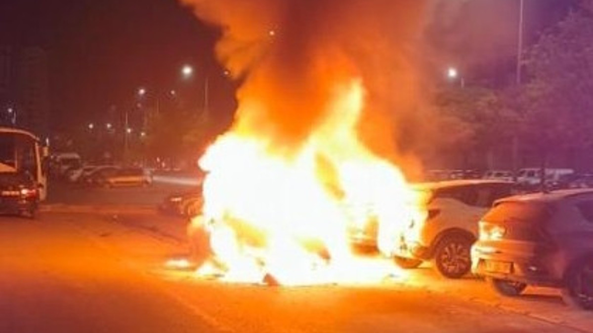Kayseri'de alev alan otomobil 3 araca zarar verdi