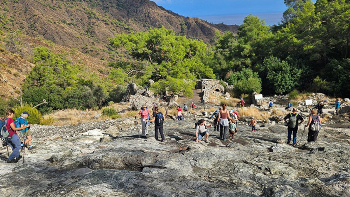 Antalya'daki Yanartaş turistlerin durağı