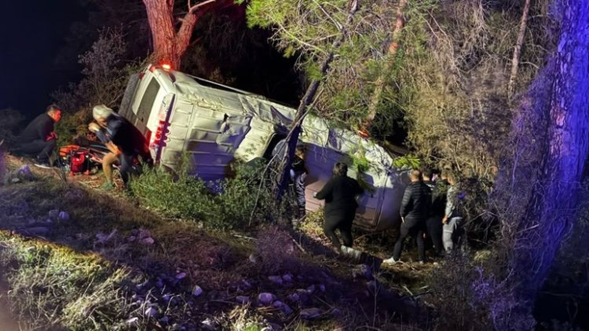 Kumluca'da dağcı taşıyan minibüs devrildi
