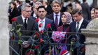 Başbakan Davutoğlu Sultanahmet saldırısının olduğu yere karanfil bıraktı