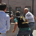 Oyuncu kız kardeş görünce saldırdı