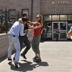 Oyuncu kız kardeş görünce saldırdı