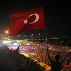 İstanbulda binlerce kişi Boğaziçi Köprüsüne akın etti