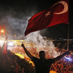 İstanbulda binlerce kişi Boğaziçi Köprüsüne akın etti