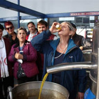 Tek seferde içti, peçete bile istemedi