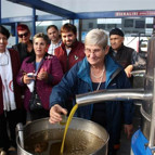 Tek seferde içti, peçete bile istemedi