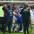 Göztepe - Eskişehirspor maçında olay Alpay Özalan takımını sahadan çekti