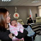 Anne sınava girdi, öğretmen bebek baktı