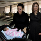 Anne sınava girdi, öğretmen bebek baktı