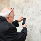 Bakan duvar resmini kendine benzetince...