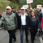 Kılıçdaroğlu, eşiyle el ele yürüdü