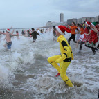 Belçika’da buz gibi suya yeni yıl dalışı