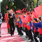 Madurodan dikkat çeken hareket Türk bayrağını yerde görünce...