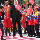 Madurodan dikkat çeken hareket Türk bayrağını yerde görünce...