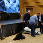 Antalyada sahneden düşen insansı robot parçalandı