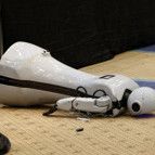 Antalyada sahneden düşen insansı robot parçalandı