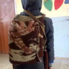 Battaniyeden yapılan çantayı kullanan İsmail’in yüzü güldü