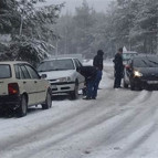 Kazdağları’nda kar yağışı nedeniyle araçlar ilerlemekte güçlük çekiyor