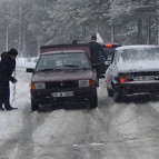 Kazdağları’nda kar yağışı nedeniyle araçlar ilerlemekte güçlük çekiyor