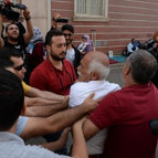 Diyarbakır’daki eylemde hareketli anlar İki anne HDP binasına girmek istedi…