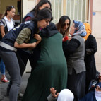 Diyarbakır’daki eylemde hareketli anlar İki anne HDP binasına girmek istedi…