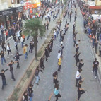 Ödemişte 2 bin kişi aynı anda zeybek oynadı