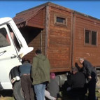 Kemal Sunal filmi gerçek oldu; ahşap evi kamyon kasasına monte etti