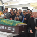 Evinde ölü bulunan doktor, İzmirde toprağa verildi