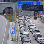 İzmirde kilometrelerce araç kuyruğu