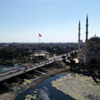 Seyhan Nehri yosunlar nedeniyle yeşile büründü