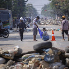 Dünyanın konuştuğu fotoğraf: Rahibe diz çöküp polislere böyle yalvardı